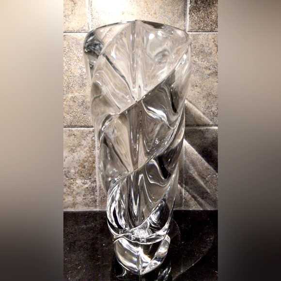 NEW Solid Clear Glass Vase with Swirl - Picture 3 of 4